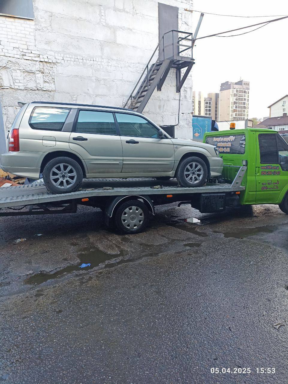 Процесс погрузки автомобиля на эвакуатор